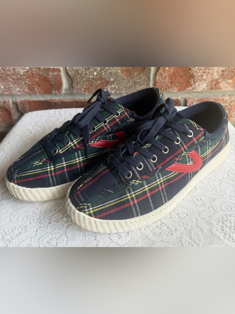 Tretorn Nylite Plus Tartan Plaid
Sneakers in the Royal Stewart Green colorway.